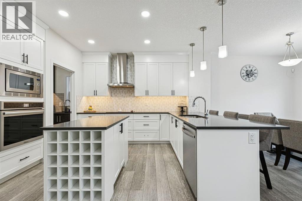 1124 Chinook Gate Bay Sw, Airdrie, AB - Indoor Photo Showing Kitchen With Upgraded Kitchen