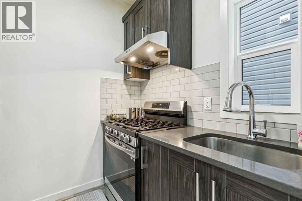 1124 Chinook Gate Bay Sw, Airdrie, AB - Indoor Photo Showing Kitchen