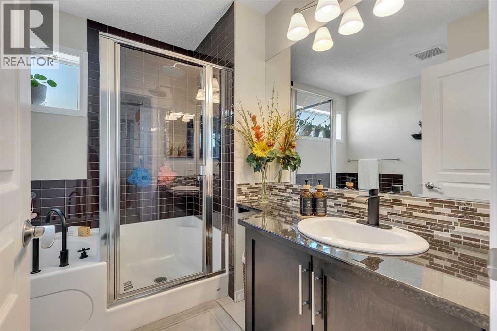 10 Auburn Crest Green Se, Calgary, AB - Indoor Photo Showing Bathroom