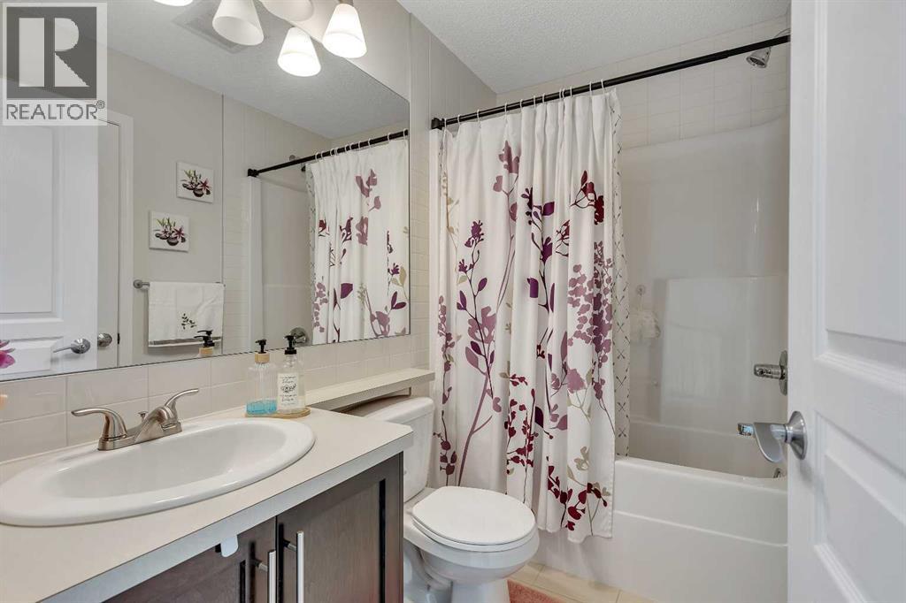 10 Auburn Crest Green Se, Calgary, AB - Indoor Photo Showing Bathroom