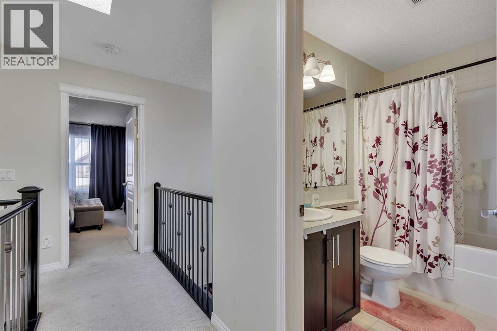 10 Auburn Crest Green Se, Calgary, AB - Indoor Photo Showing Bathroom