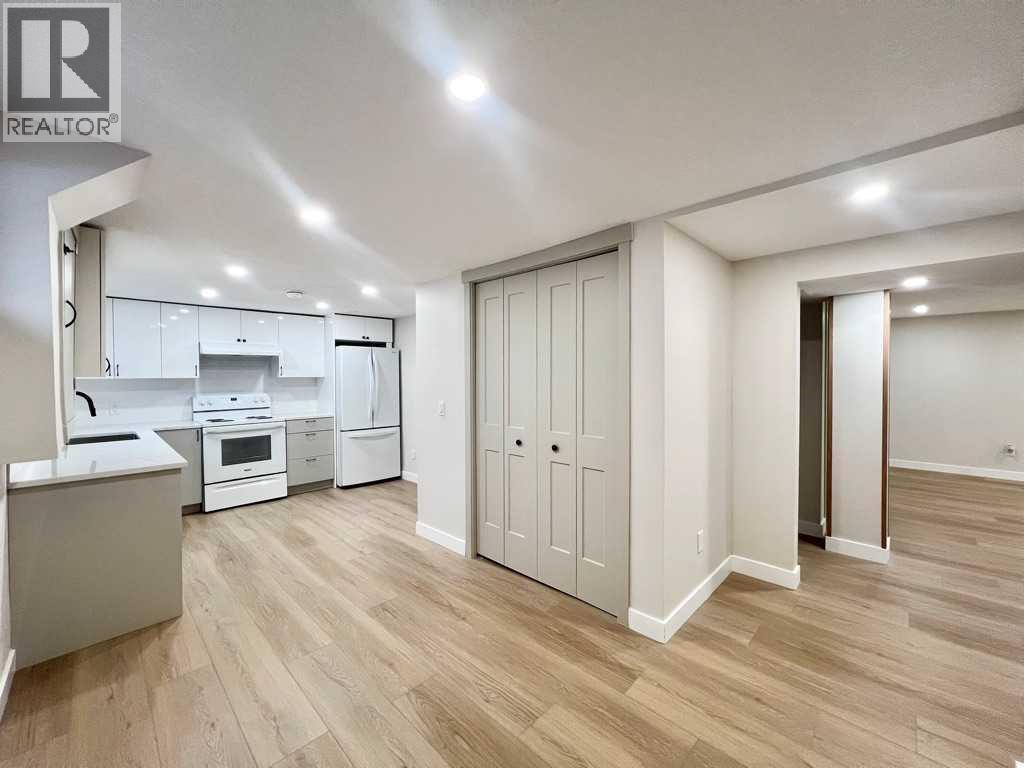146 Springwood Drive Sw, Calgary, AB - Indoor Photo Showing Kitchen