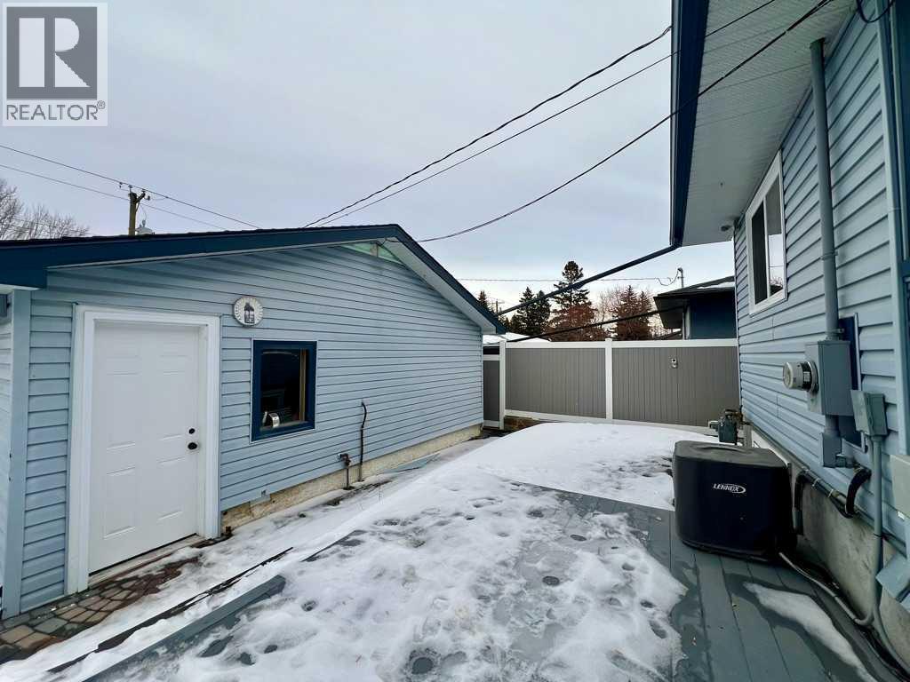 146 Springwood Drive Sw, Calgary, AB - Outdoor With Exterior