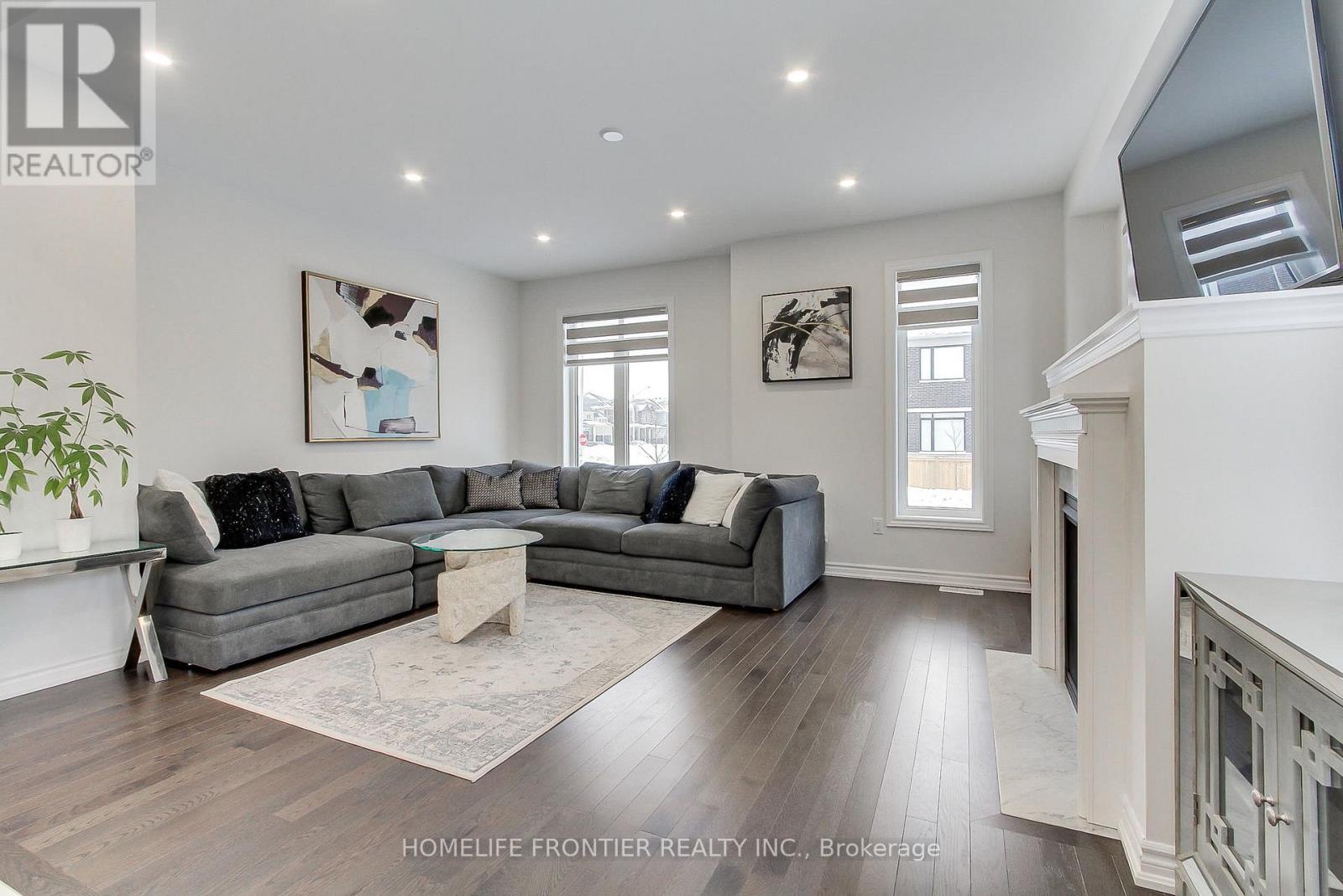 145 Terry Fox Drive, Barrie, ON - Indoor Photo Showing Living Room