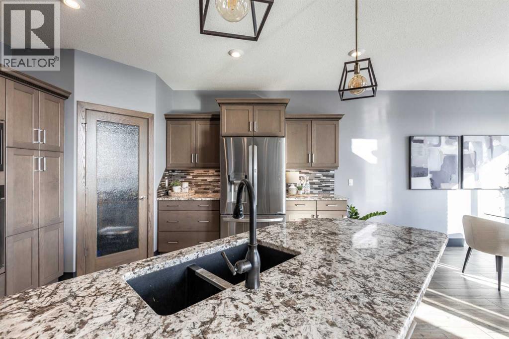 22 Palisades Lane Ne, Medicine Hat, AB - Indoor Photo Showing Kitchen With Double Sink With Upgraded Kitchen