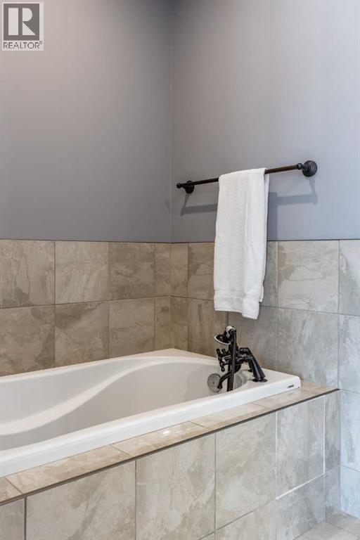 22 Palisades Lane Ne, Medicine Hat, AB - Indoor Photo Showing Bathroom