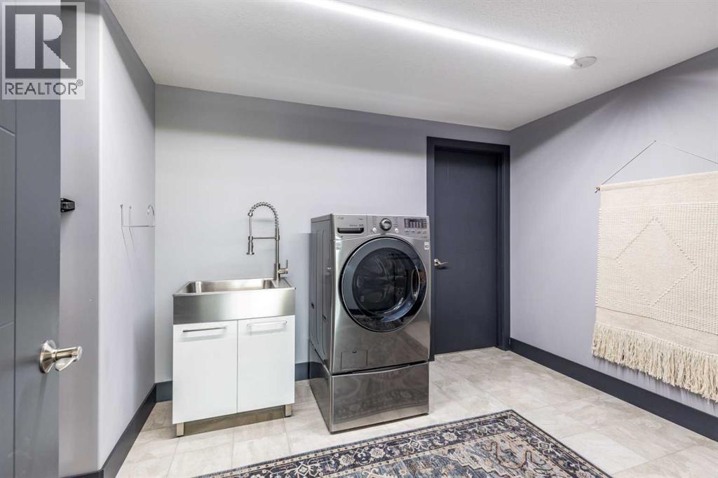 22 Palisades Lane Ne, Medicine Hat, AB - Indoor Photo Showing Laundry Room