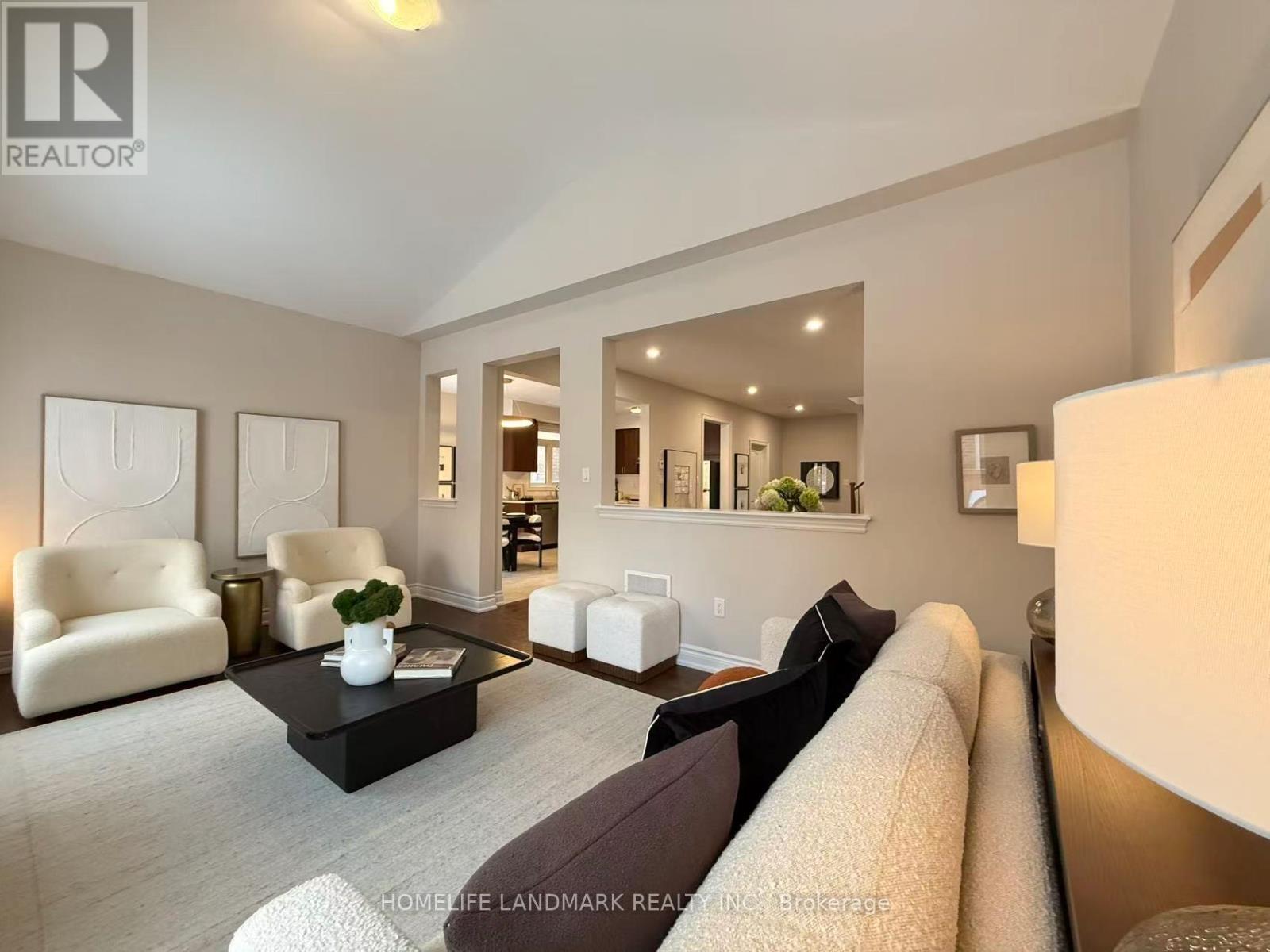 829 Langford Boulevard, Bradford West Gwillimbury, ON - Indoor Photo Showing Living Room
