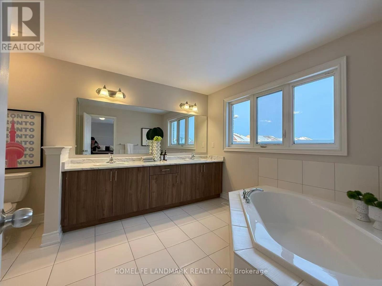 829 Langford Boulevard, Bradford West Gwillimbury, ON - Indoor Photo Showing Bathroom