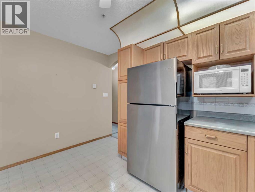 208, 1182 Southview Drive Se, Medicine Hat, AB - Indoor Photo Showing Kitchen