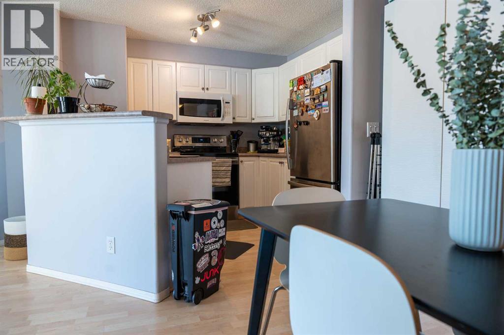 Foyer and kitchen - 206, 2000 Citadel Meadow Point Nw, Calgary, AB - Indoor Photo Showing Kitchen