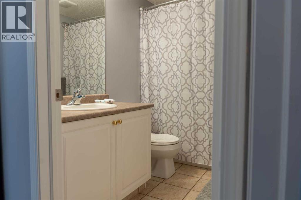 2nd Bathroom with tub - 206, 2000 Citadel Meadow Point Nw, Calgary, AB - Indoor Photo Showing Bathroom