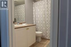 2nd Bathroom with tub -