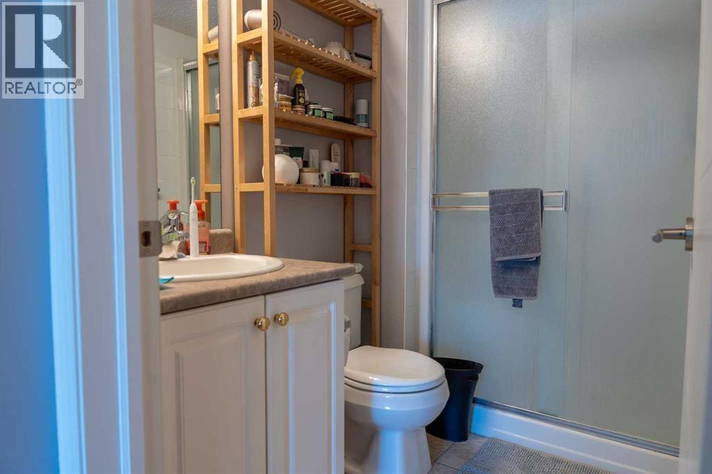 ensuite bathroom w/ walk-in shower - 206, 2000 Citadel Meadow Point Nw, Calgary, AB - Indoor Photo Showing Bathroom