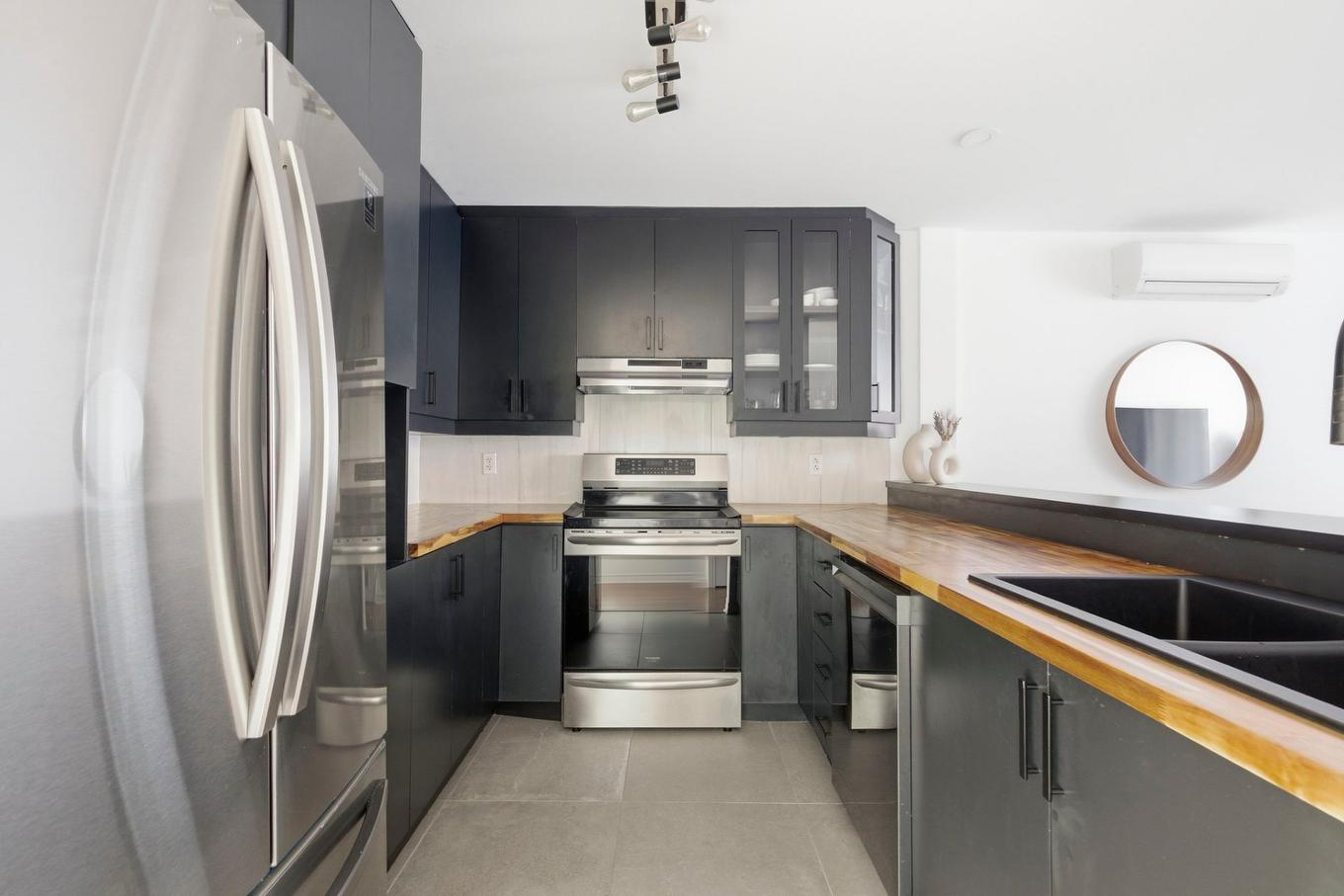 Kitchen - 3-2032 Rue Viau, Montréal (Mercier/Hochelaga-Maisonneuve), QC - Indoor Photo Showing Kitchen