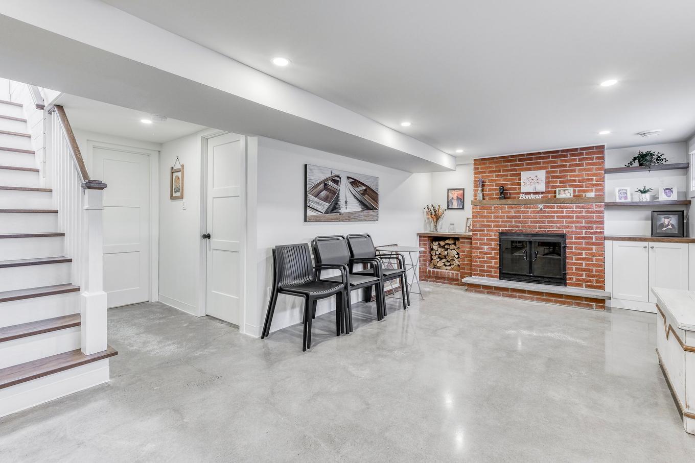 Salle familiale - 296 Rue Élie, Laval (Fabreville), QC - Indoor With Fireplace