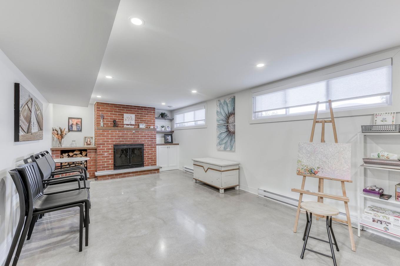 Salle familiale - 296 Rue Élie, Laval (Fabreville), QC - Indoor With Fireplace