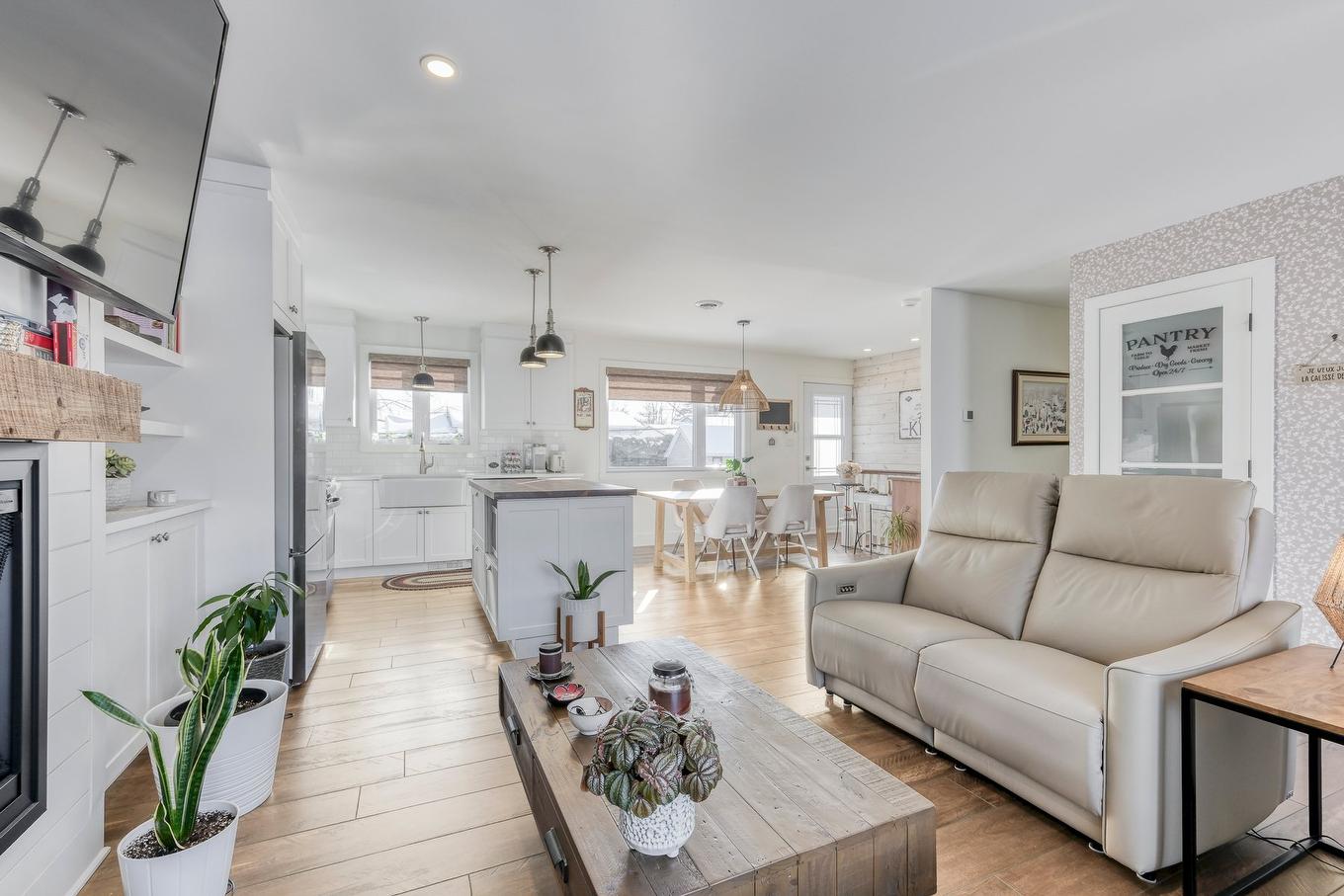 Salon - 296 Rue Élie, Laval (Fabreville), QC - Indoor Photo Showing Living Room