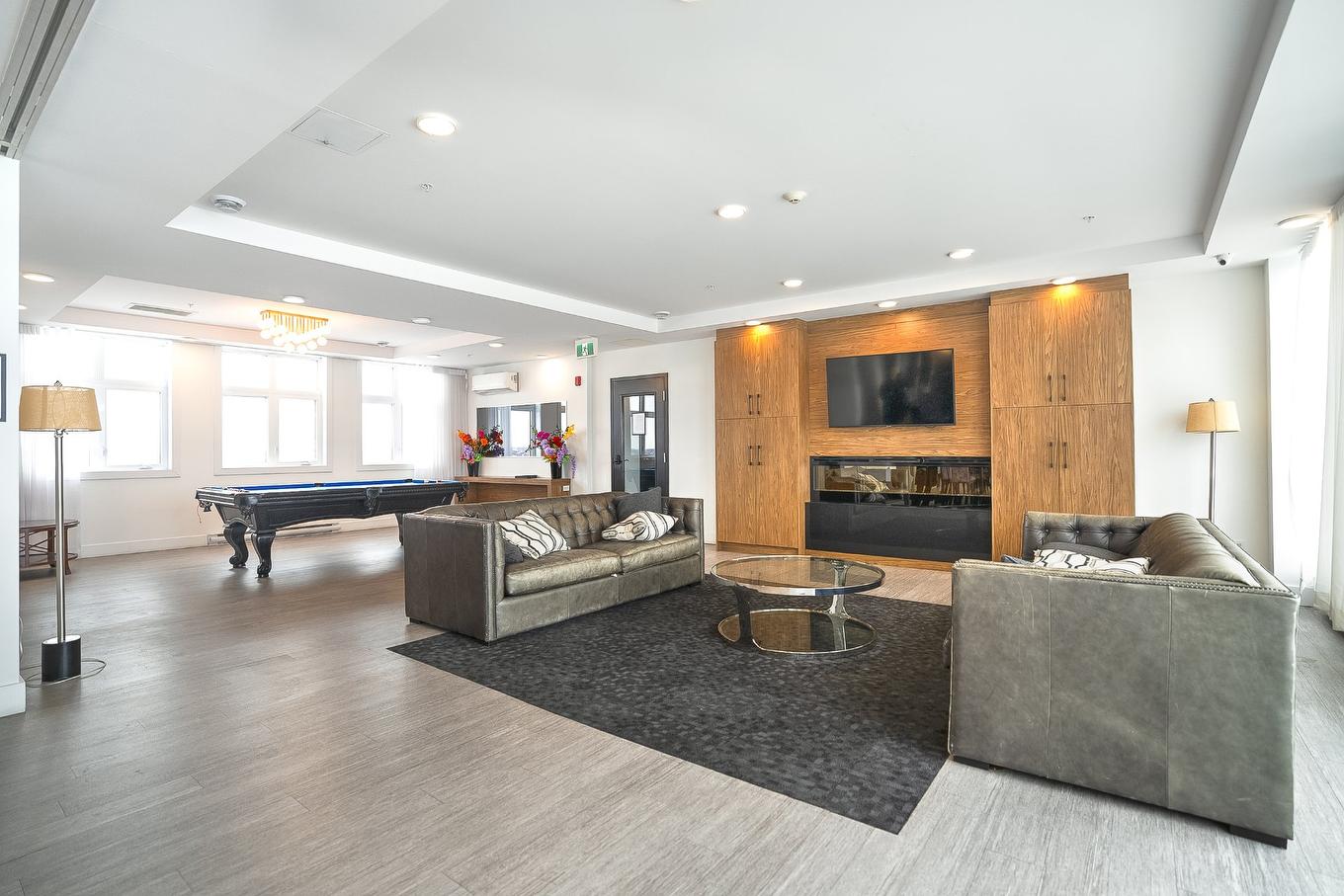 Common room - 605-9185 Rue Lennon, Brossard, QC - Indoor Photo Showing Other Room With Fireplace