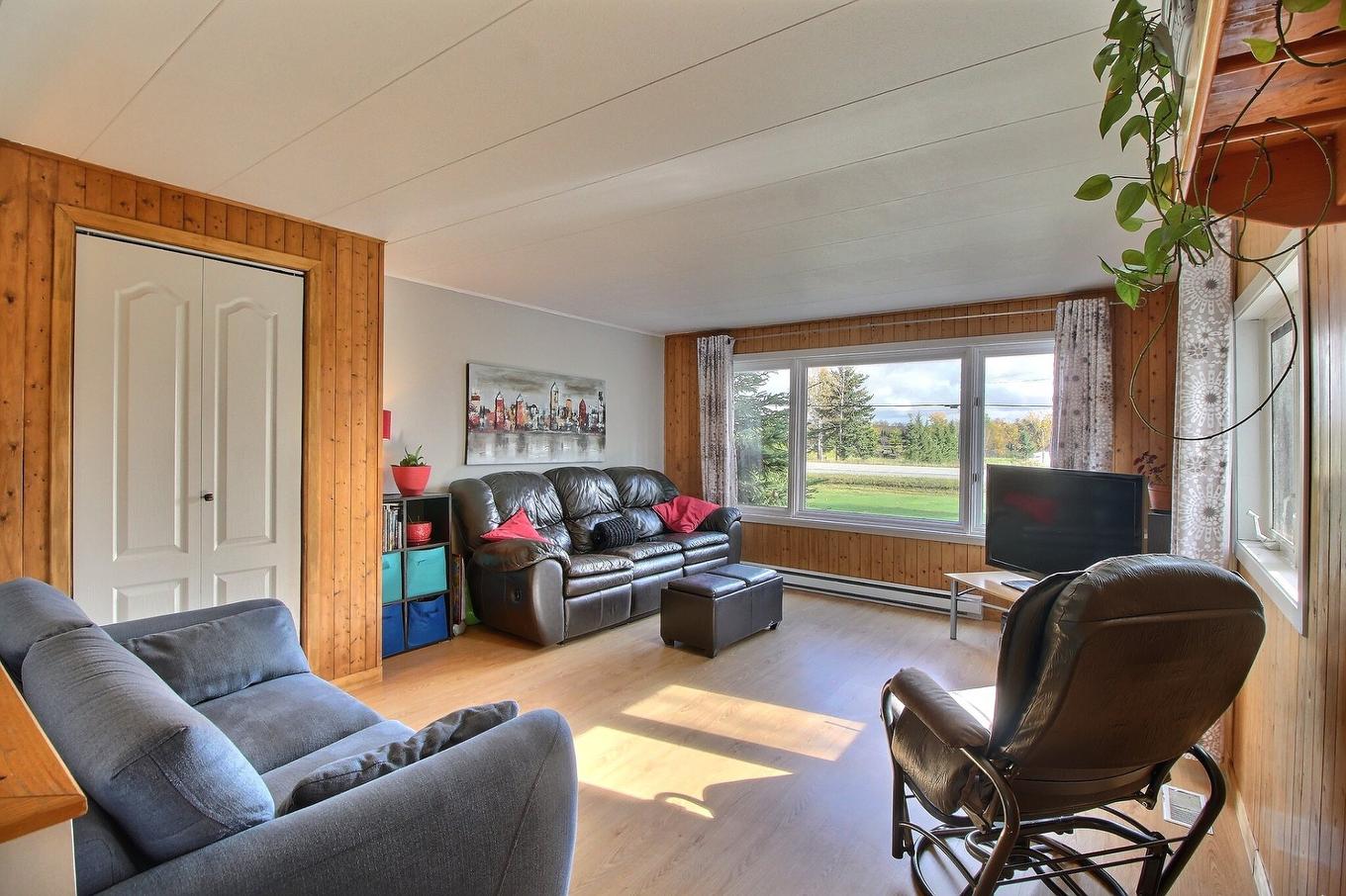 Salon - 87 Route 397 N., Barraute, QC - Indoor Photo Showing Living Room