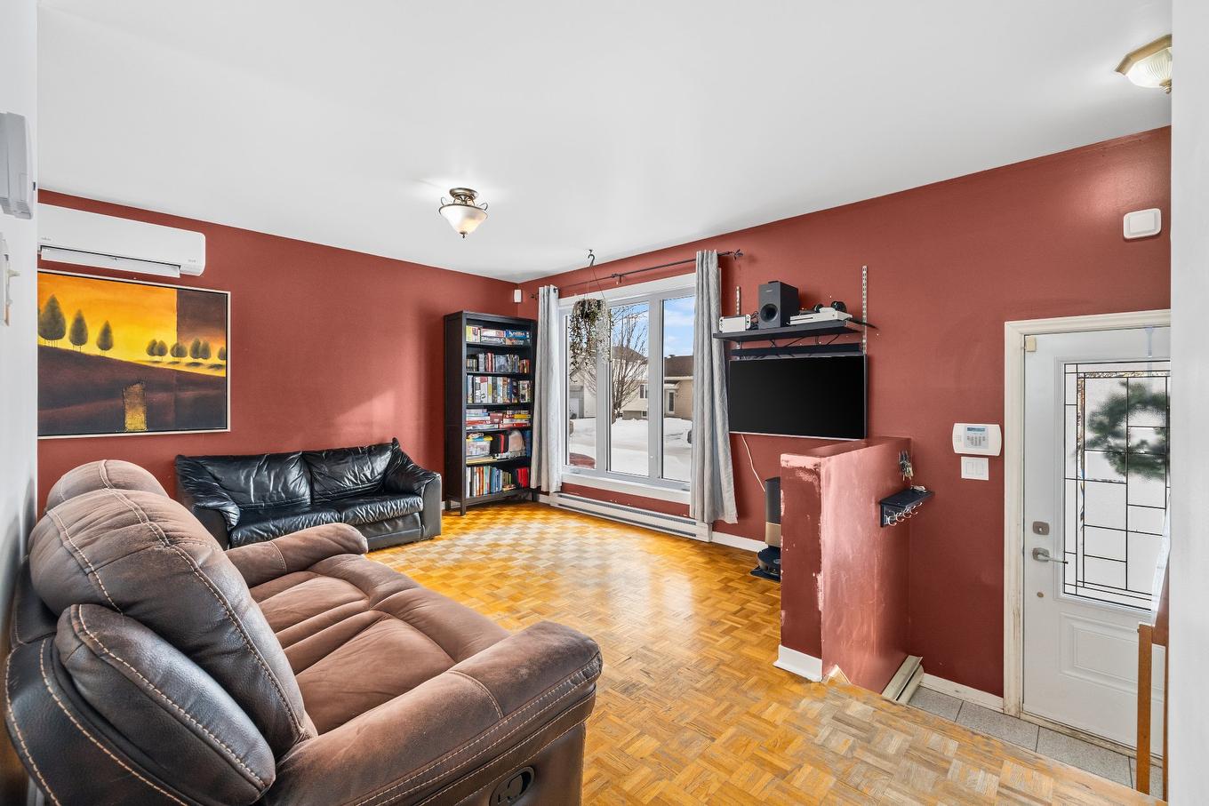 Living room - 68 Rue De La Concorde, Delson, QC - Indoor Photo Showing Living Room