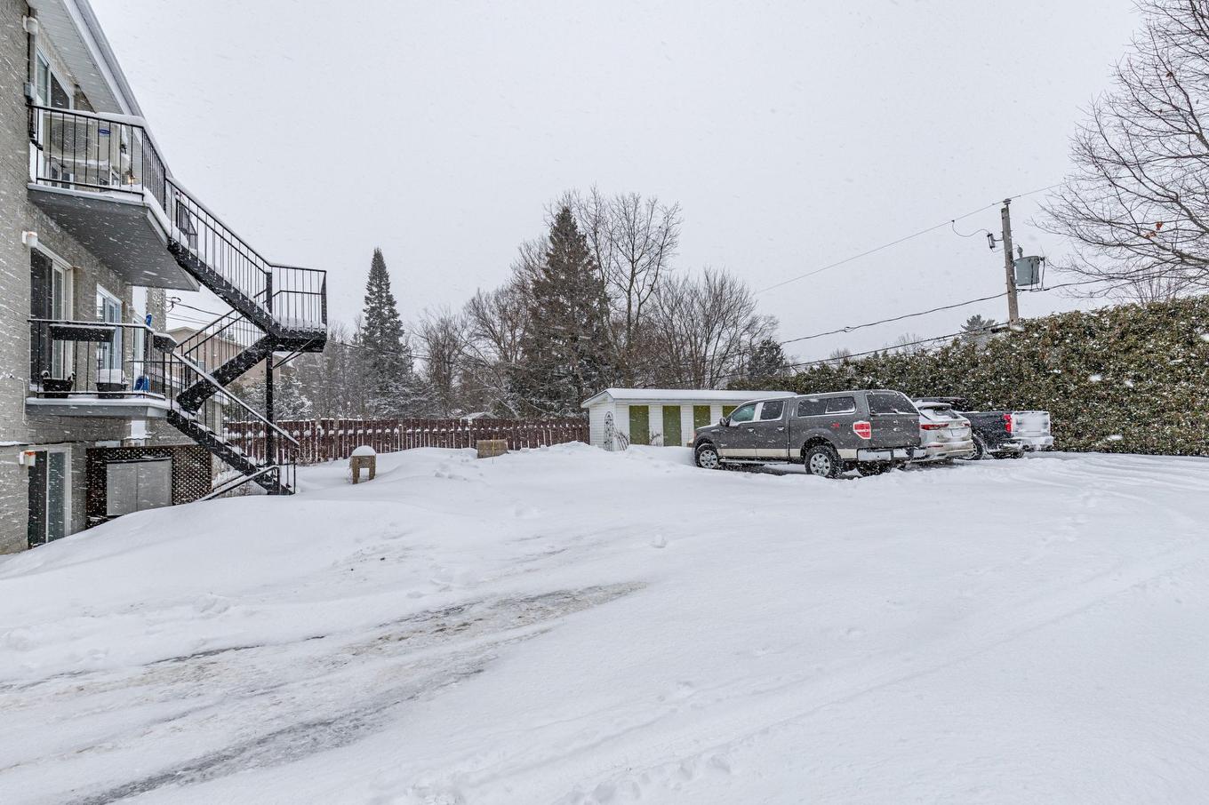 Parking - 202-142 Rue Lafrance O., Saint-Basile-Le-Grand, QC - Outdoor