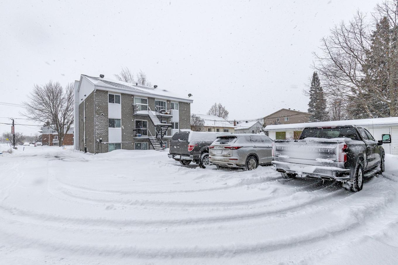 Parking - 202-142 Rue Lafrance O., Saint-Basile-Le-Grand, QC - Outdoor