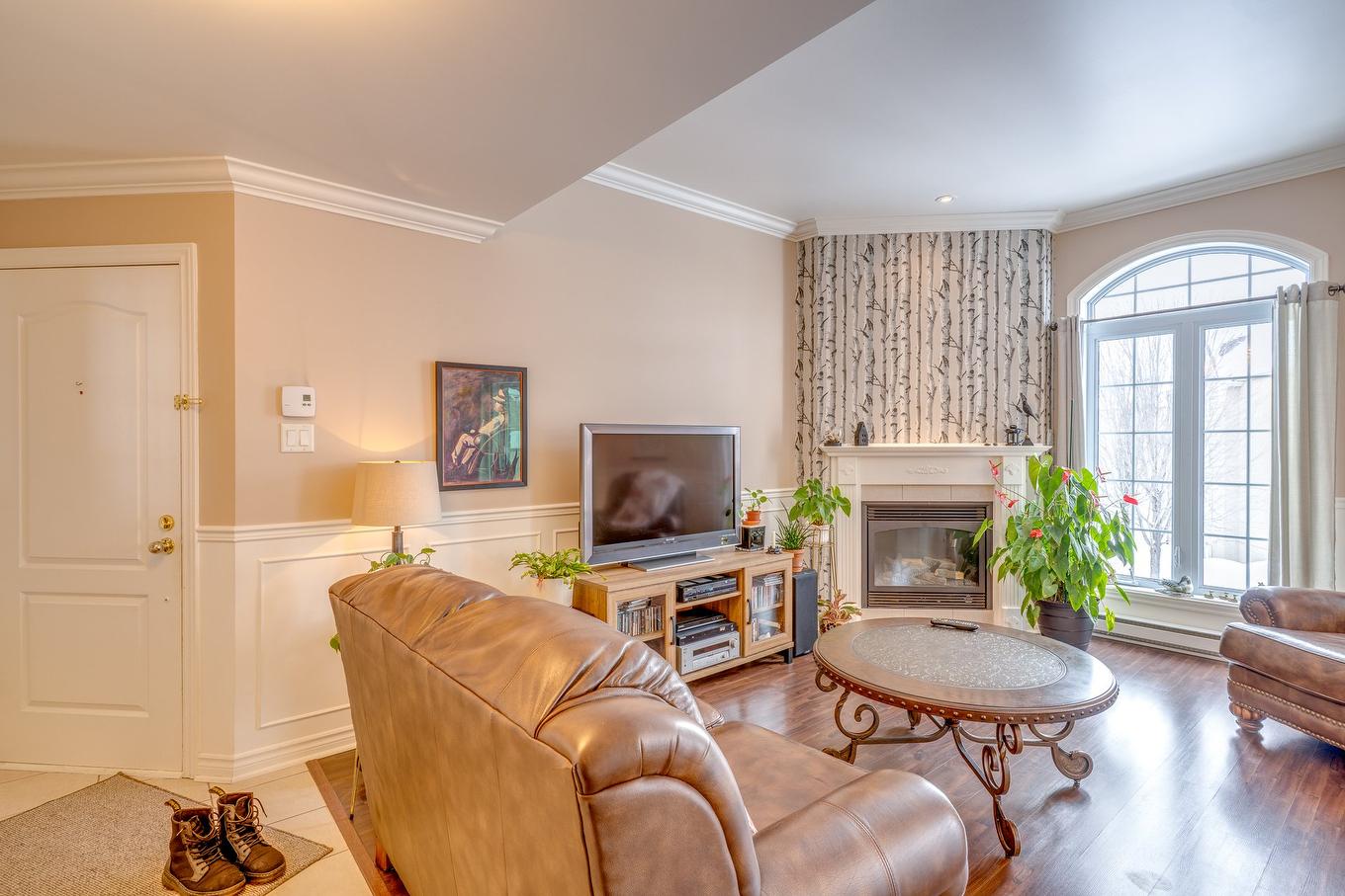 Living room - 401-2460 Boul. Lafontaine, Saint-Jérôme, QC - Indoor Photo Showing Living Room With Fireplace