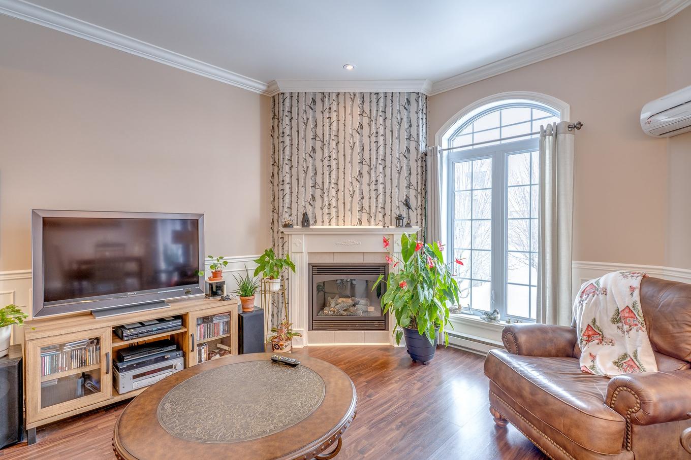 Living room - 401-2460 Boul. Lafontaine, Saint-Jérôme, QC - Indoor Photo Showing Living Room With Fireplace