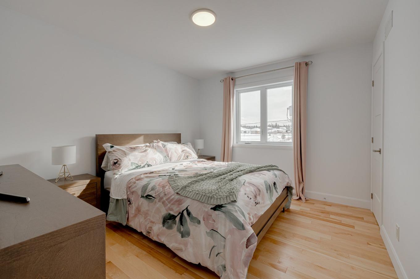 Chambre à coucher principale - 25 Rue Robert-Laplante, Sainte-Catherine-De-La-Jacques-Cartier, QC - Indoor Photo Showing Bedroom
