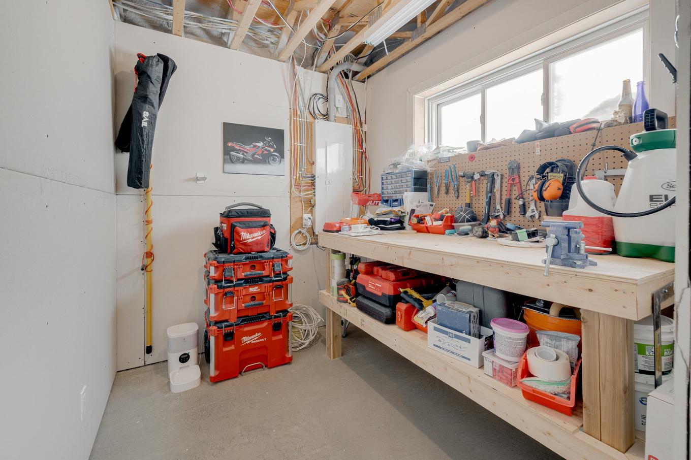 Atelier - 25 Rue Robert-Laplante, Sainte-Catherine-De-La-Jacques-Cartier, QC - Indoor