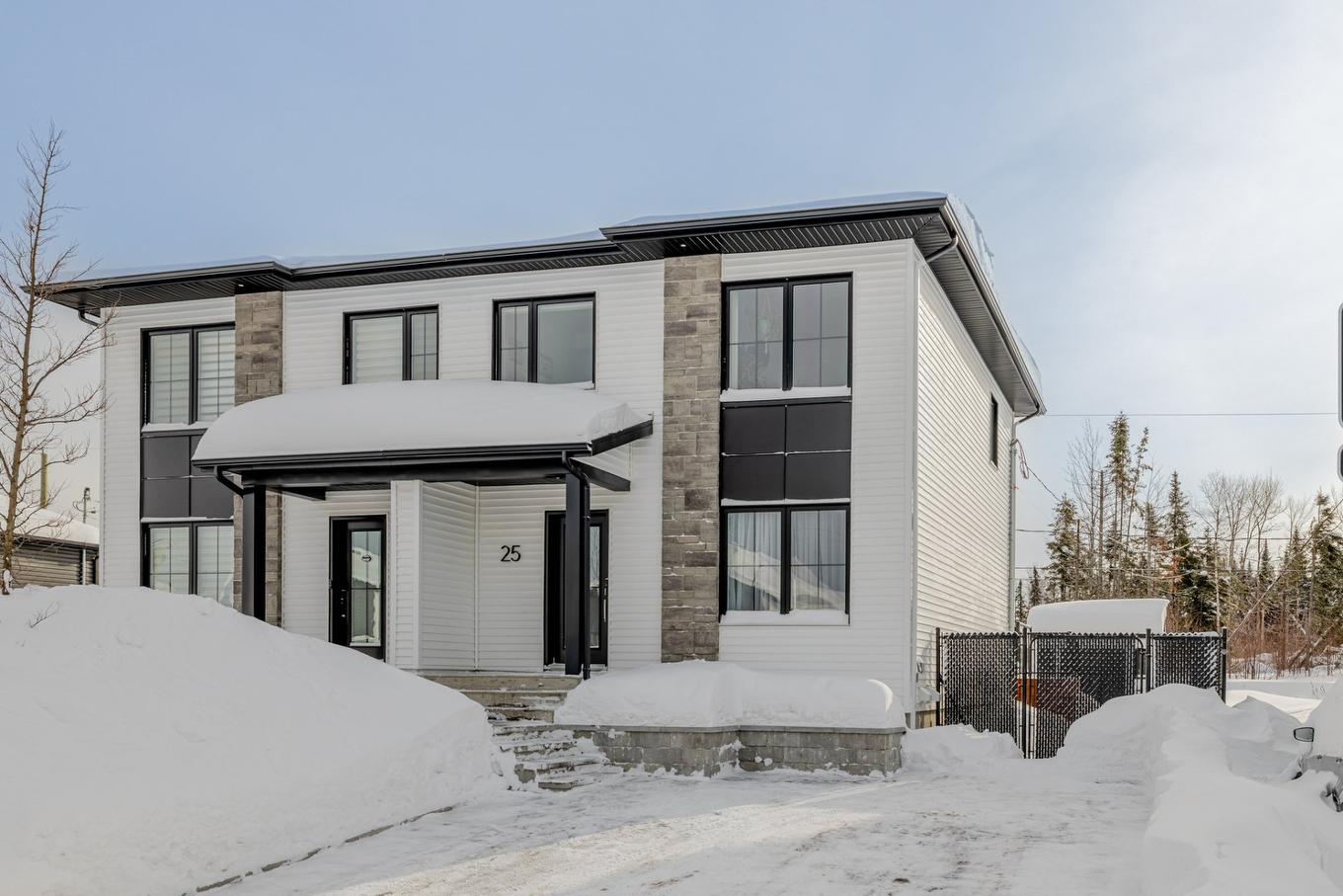 Façade - 25 Rue Robert-Laplante, Sainte-Catherine-De-La-Jacques-Cartier, QC - Outdoor