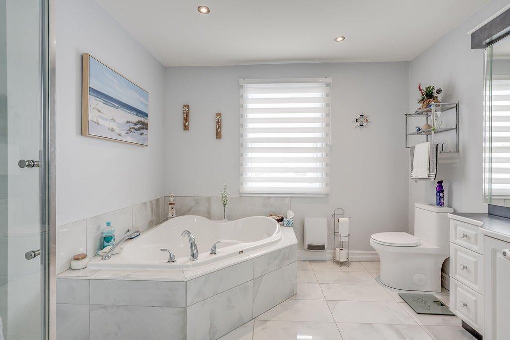 Bathroom - 9326 Rue St-François, Mirabel, QC - Indoor Photo Showing Bathroom