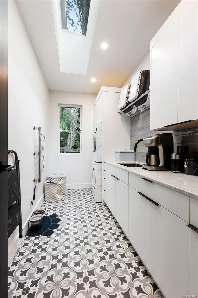 2250 Dolphin Rd, North Saanich, BC