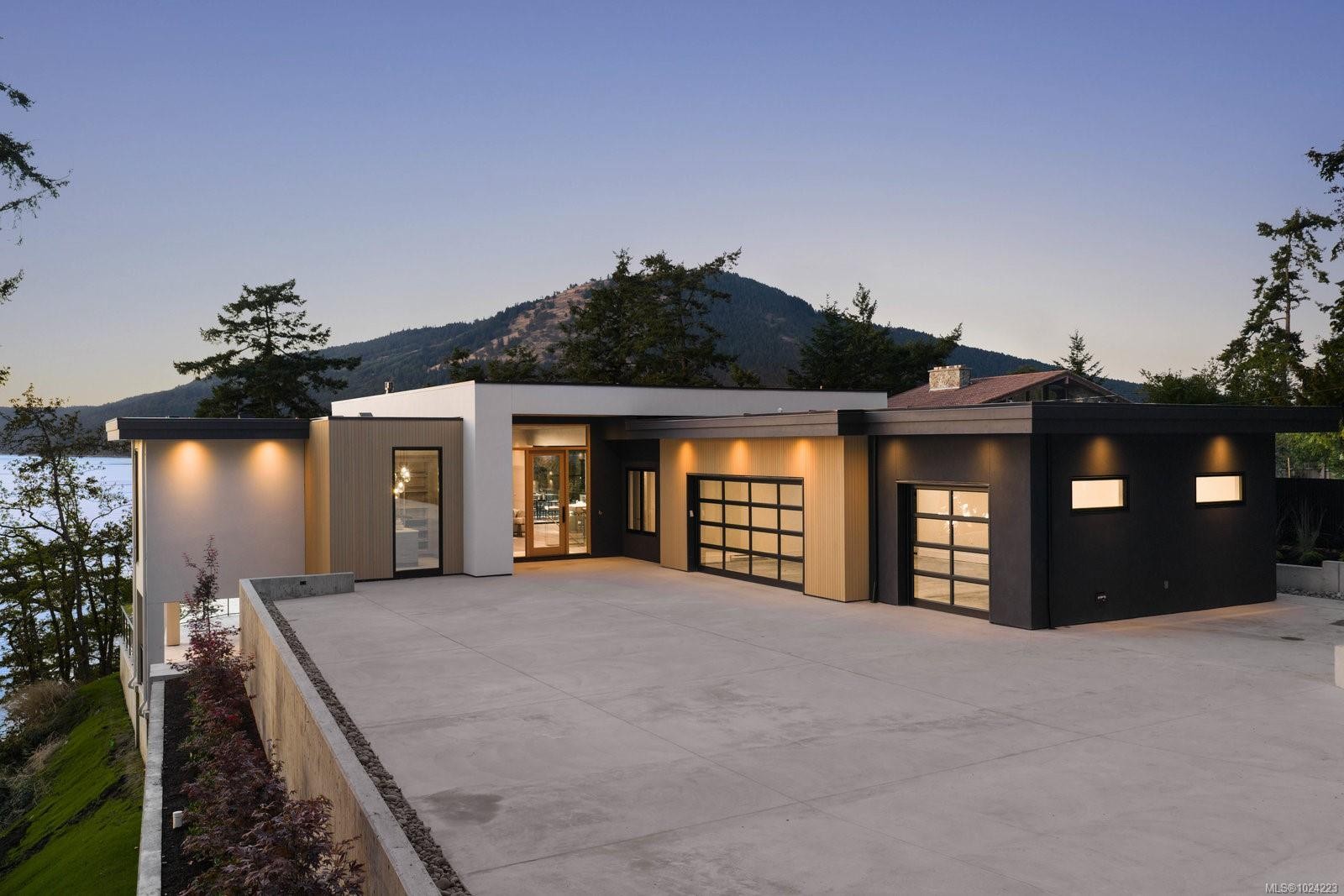 418 Lands End Rd, North Saanich, BC