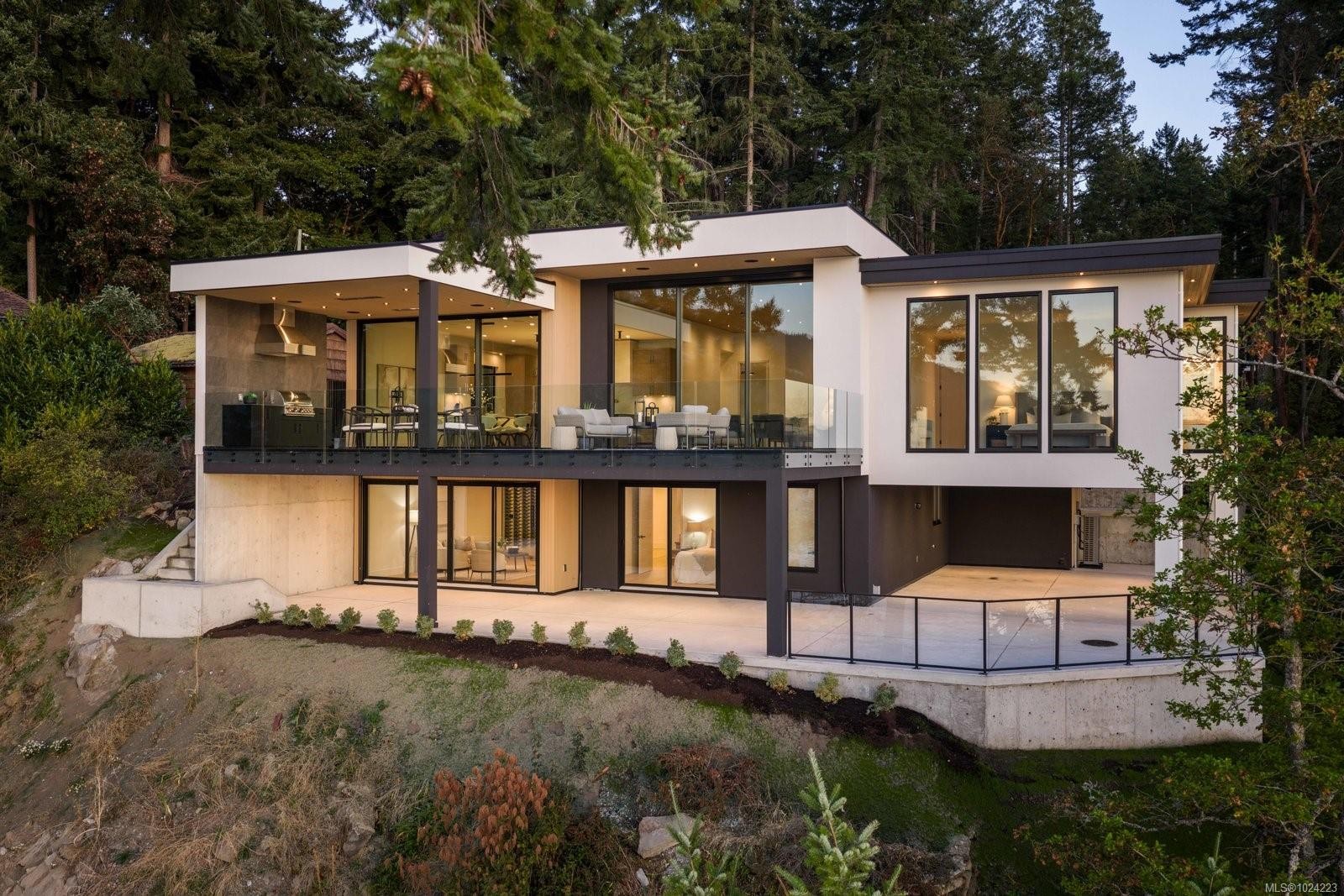 418 Lands End Rd, North Saanich, BC