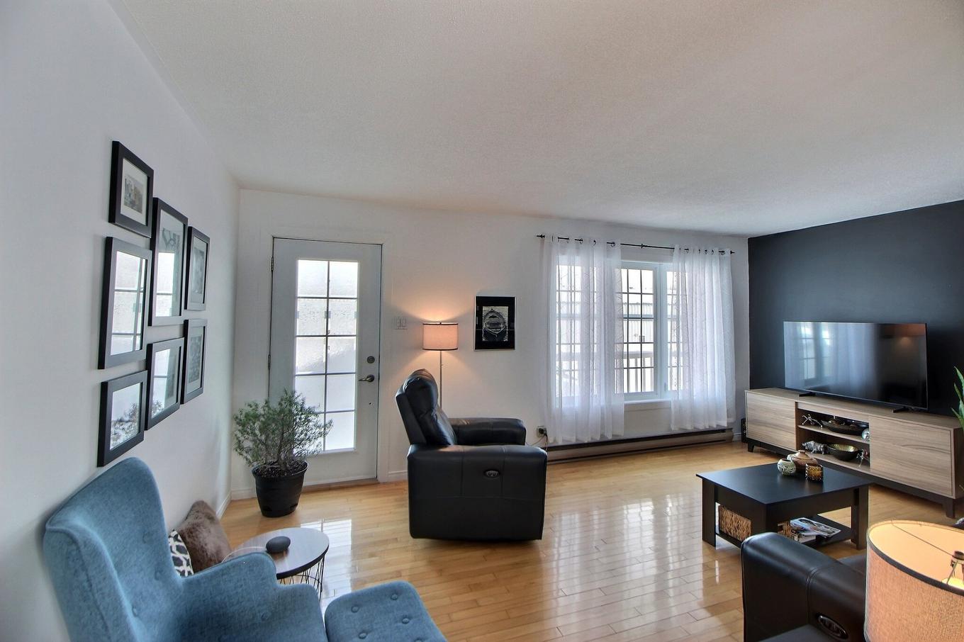 Living room - 40 Rue De L'Aqueduc, Saint-Félix-De-Dalquier, QC - Indoor Photo Showing Living Room