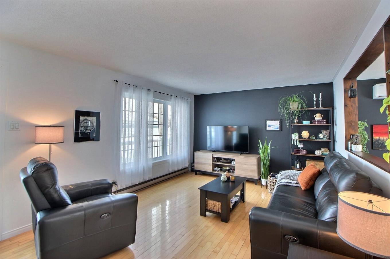 Living room - 40 Rue De L'Aqueduc, Saint-Félix-De-Dalquier, QC - Indoor Photo Showing Living Room