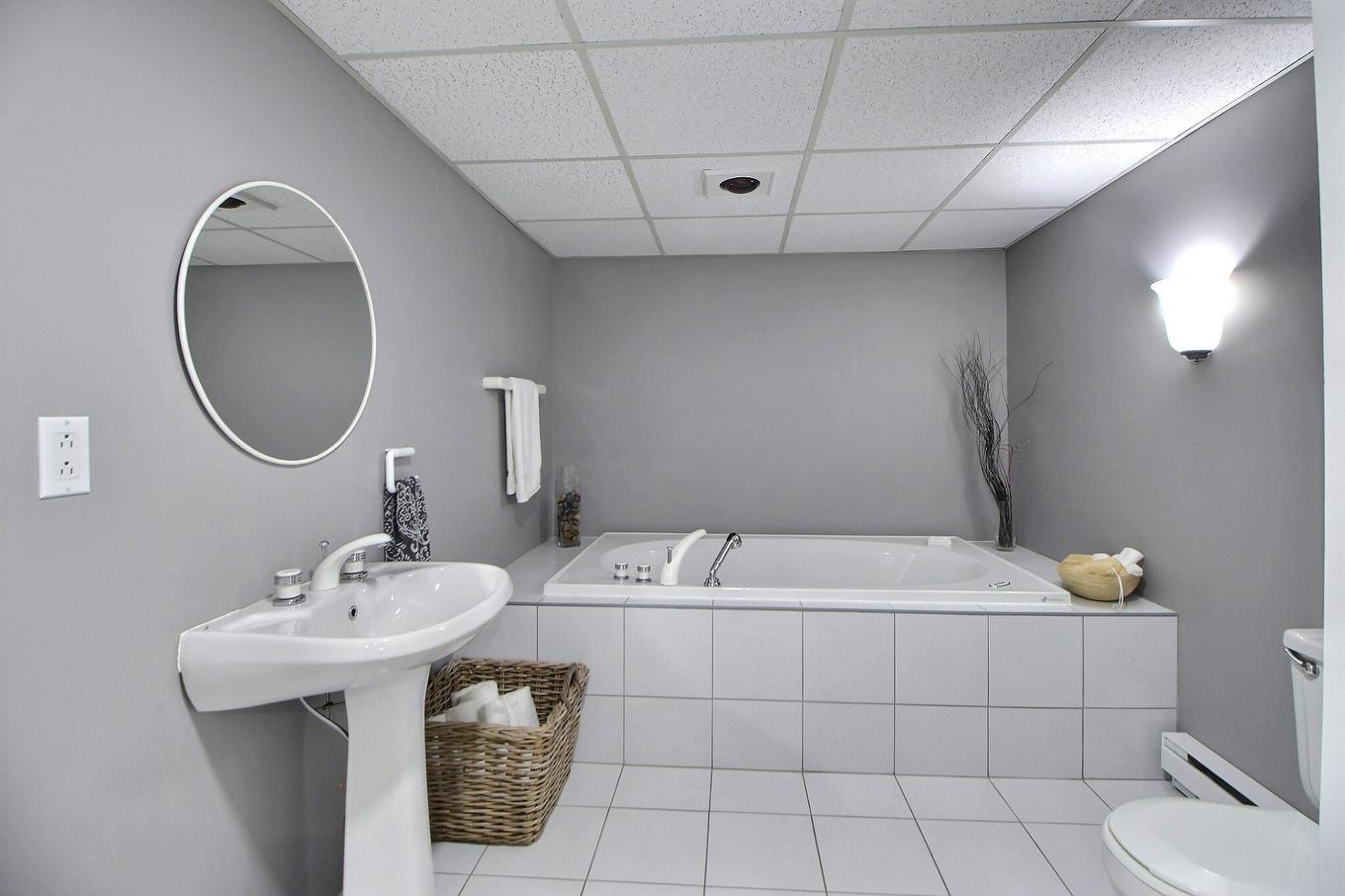 Bathroom - 40 Rue De L'Aqueduc, Saint-Félix-De-Dalquier, QC - Indoor Photo Showing Other Room