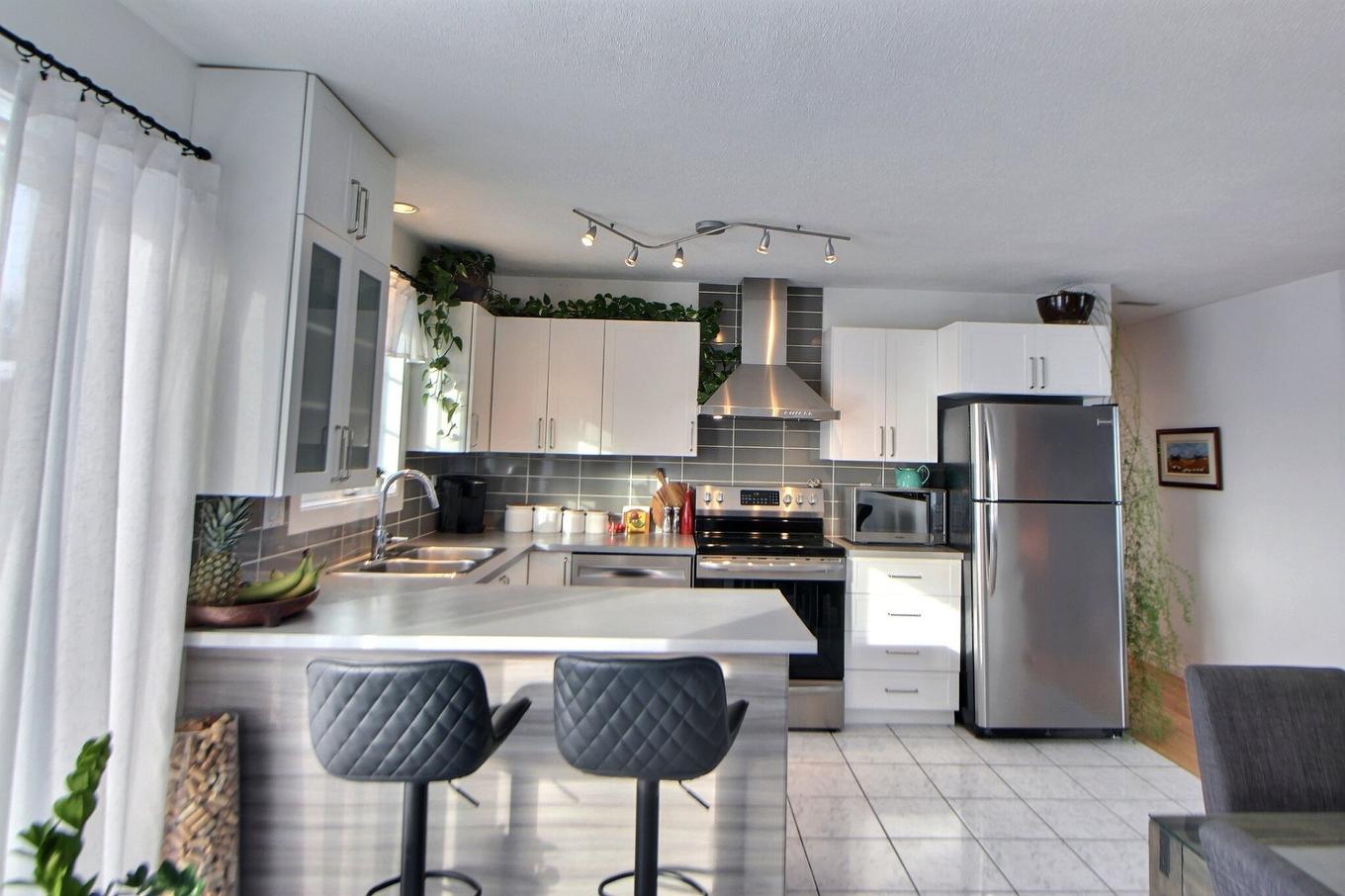 Kitchen - 40 Rue De L'Aqueduc, Saint-Félix-De-Dalquier, QC - Indoor Photo Showing Kitchen With Double Sink