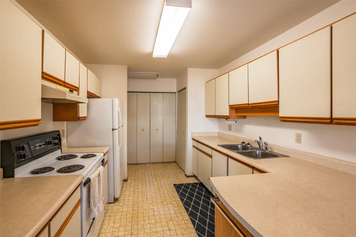 105-232 Kinney Avenue, Penticton, BC - Indoor Photo Showing Kitchen With Double Sink