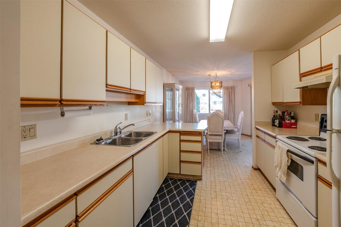 105-232 Kinney Avenue, Penticton, BC - Indoor Photo Showing Kitchen With Double Sink