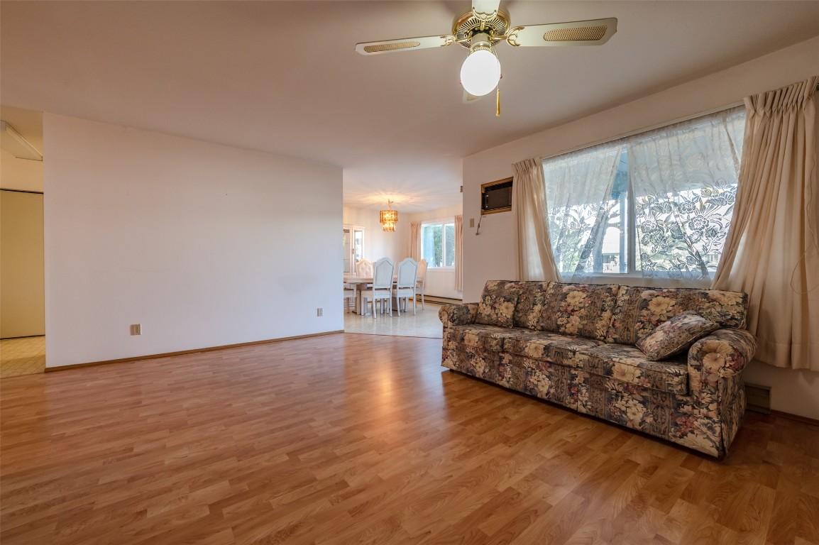105-232 Kinney Avenue, Penticton, BC - Indoor Photo Showing Living Room