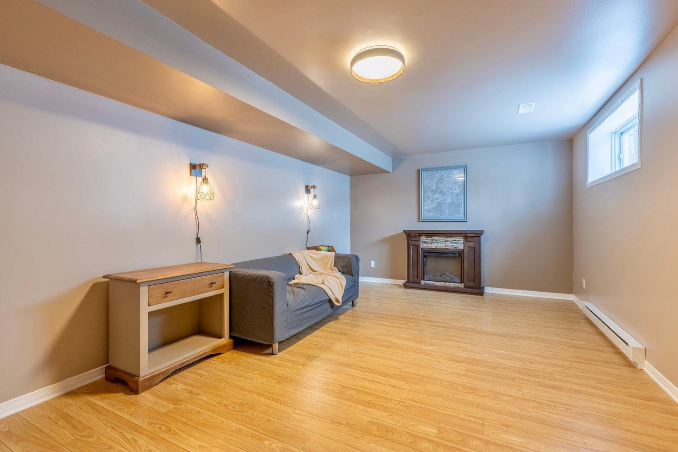 Bedroom - 1923 Rue Du Patrimoine, Saint-Lazare, QC - Indoor With Fireplace