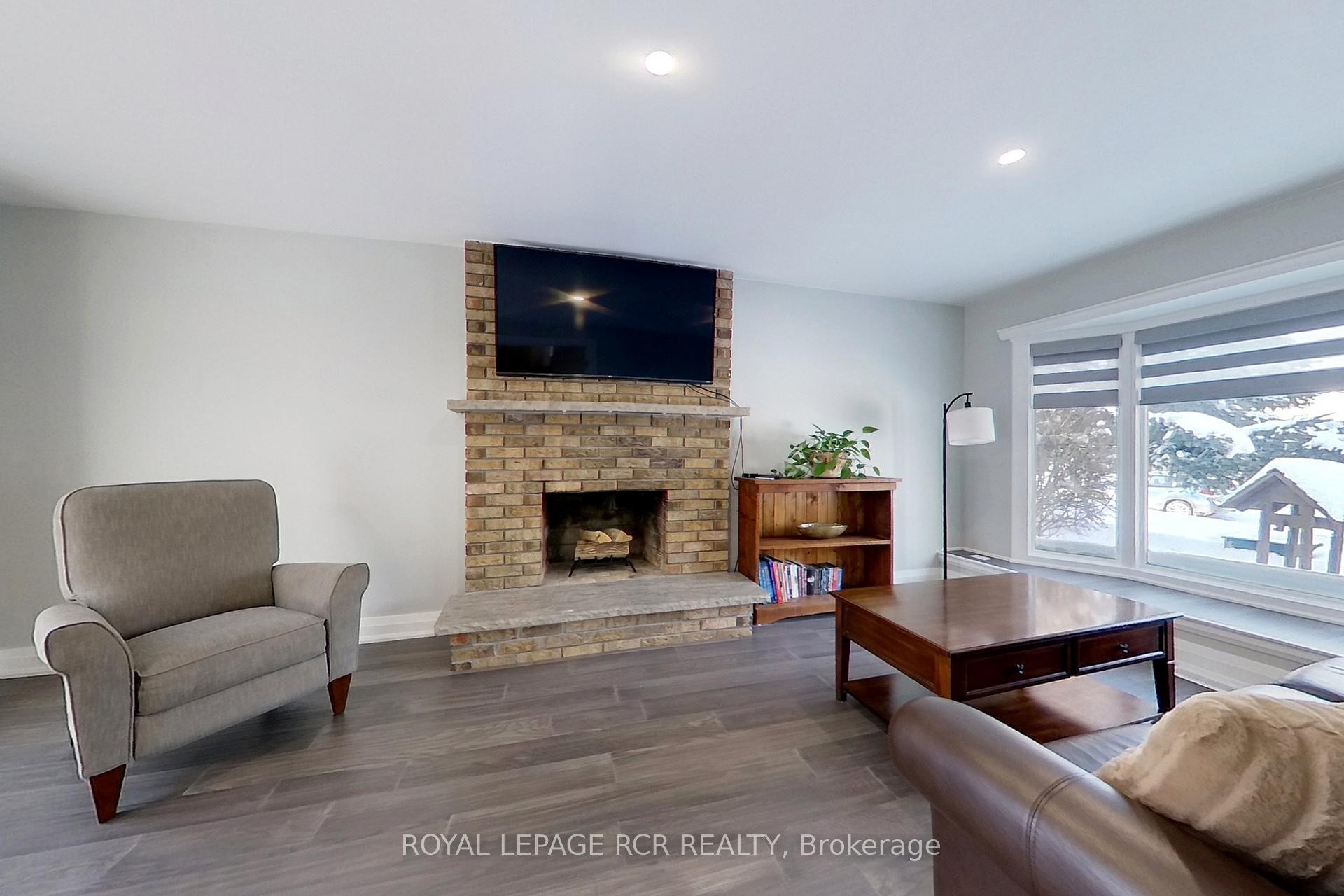 14 Goldgate Crescent, Orangeville, ON - Indoor Photo Showing Living Room With Fireplace