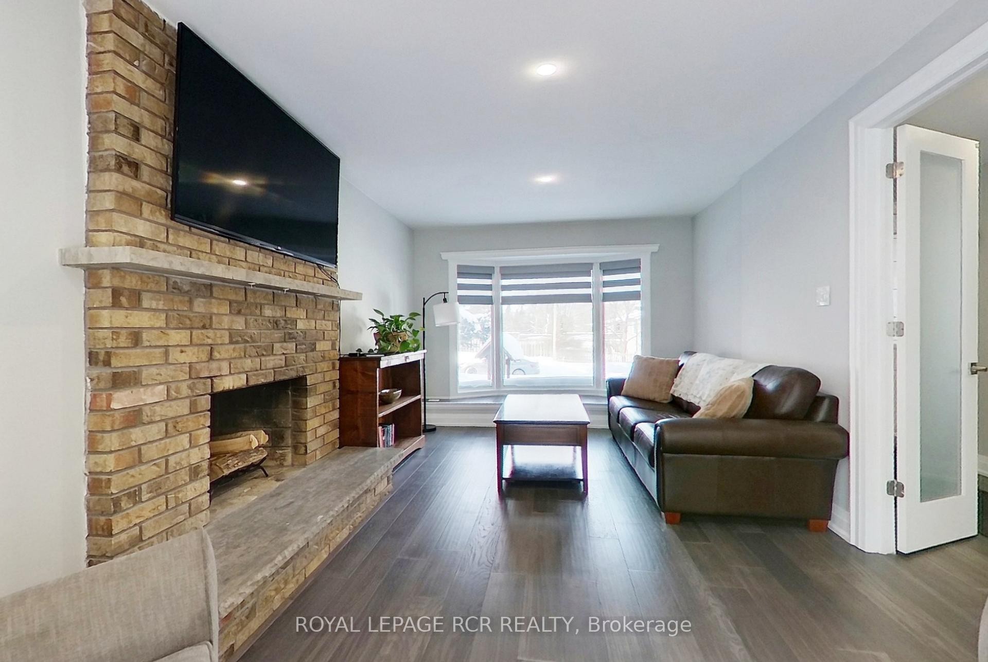 14 Goldgate Crescent, Orangeville, ON - Indoor Photo Showing Living Room With Fireplace