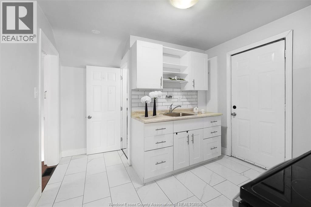 1106-08 Elm Avenue, Windsor, ON - Indoor