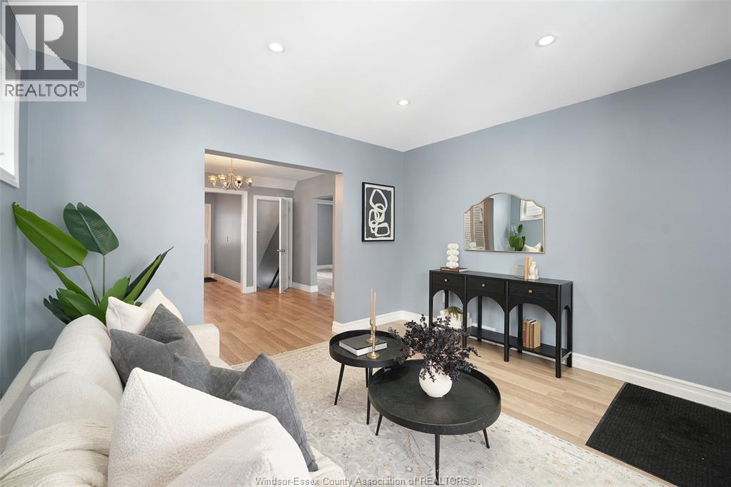 1106-08 Elm Avenue, Windsor, ON - Indoor Photo Showing Living Room