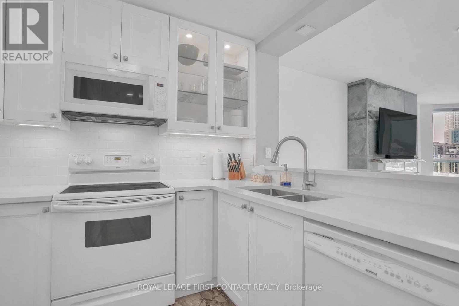 605 - 140 Dunlop Street E, Barrie, ON - Indoor Photo Showing Kitchen With Double Sink
