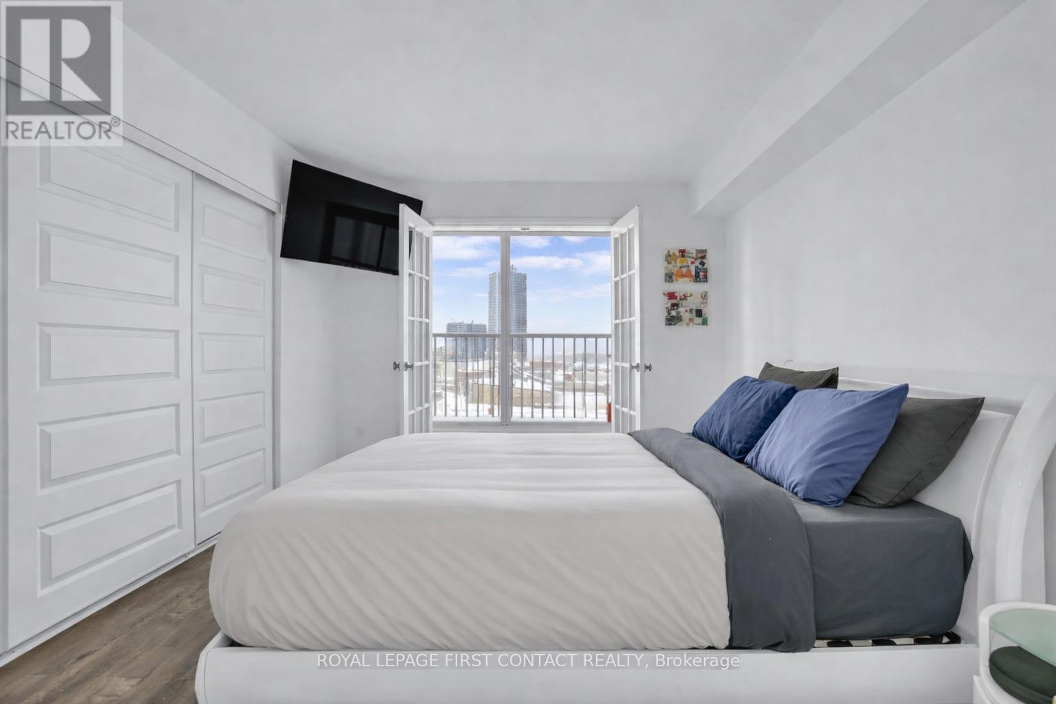 605 - 140 Dunlop Street E, Barrie, ON - Indoor Photo Showing Bedroom